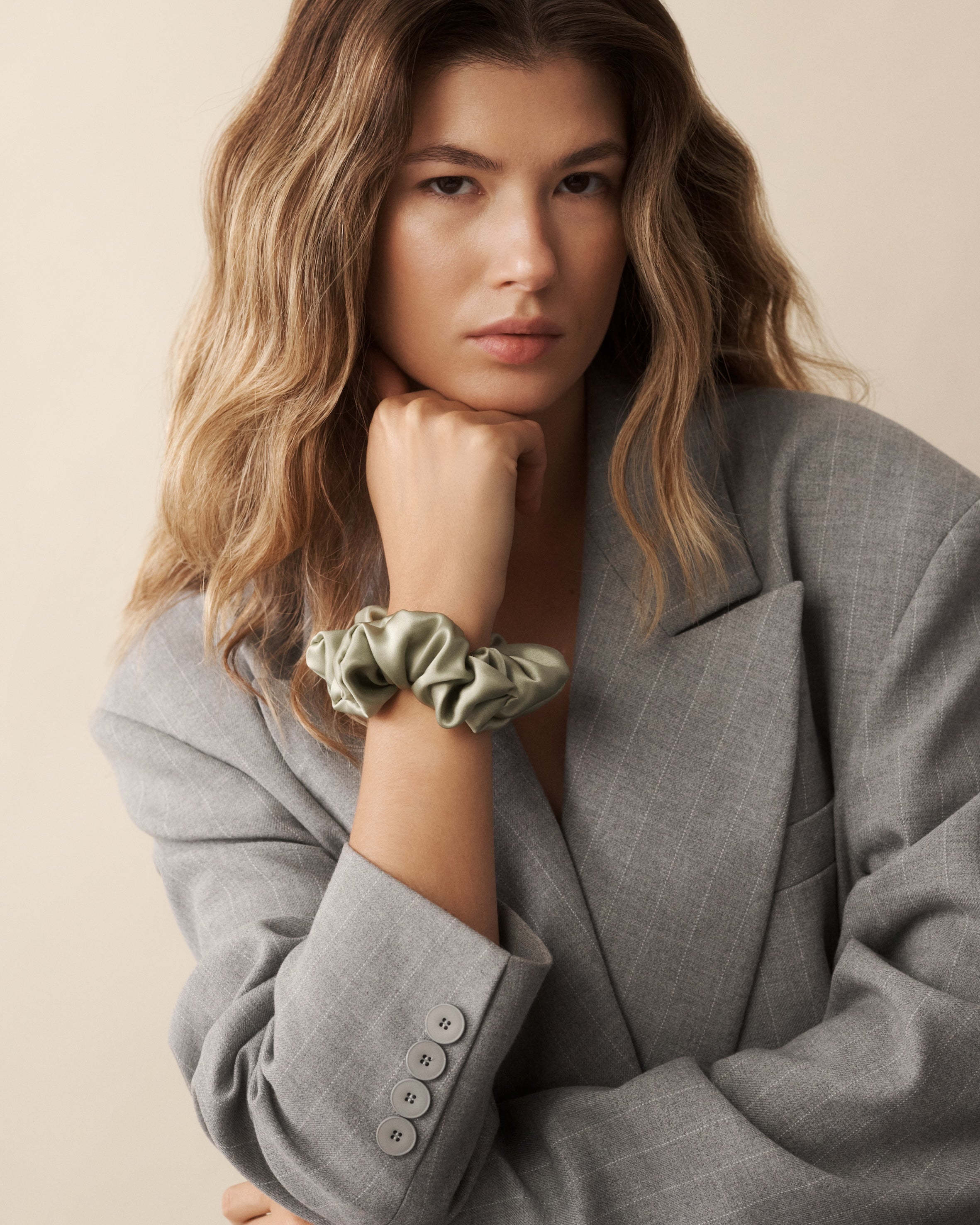 Luare-Midi-Scrunchie-Coastal-Green-jedwabna-gumka-do-wlosow_0ed45002-a4c8-44bb-af24-9f4857cac712.jpg