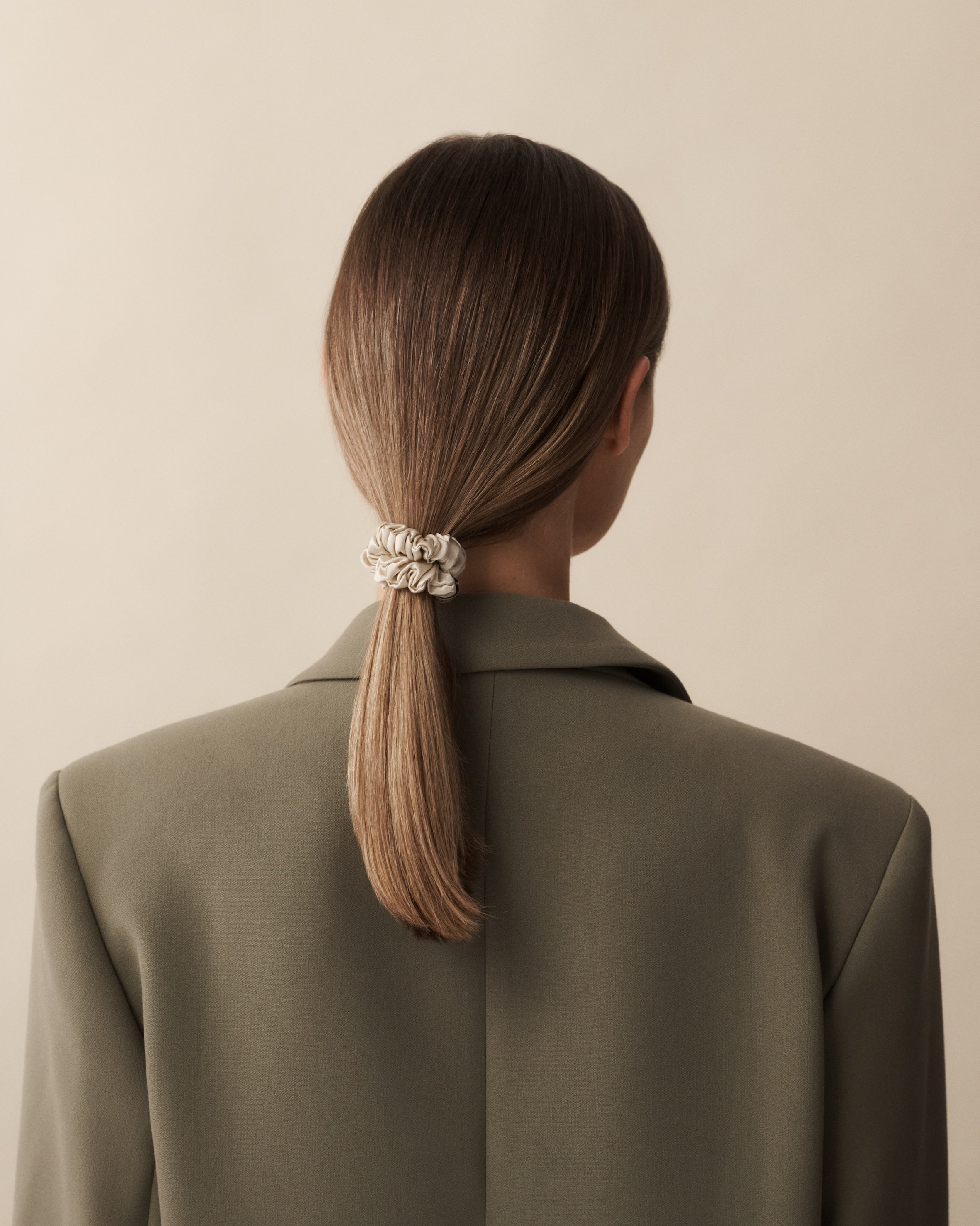 Luare-Mini-Scrunchie-Beige-jedwabne-gumki-do-wlosow.jpg