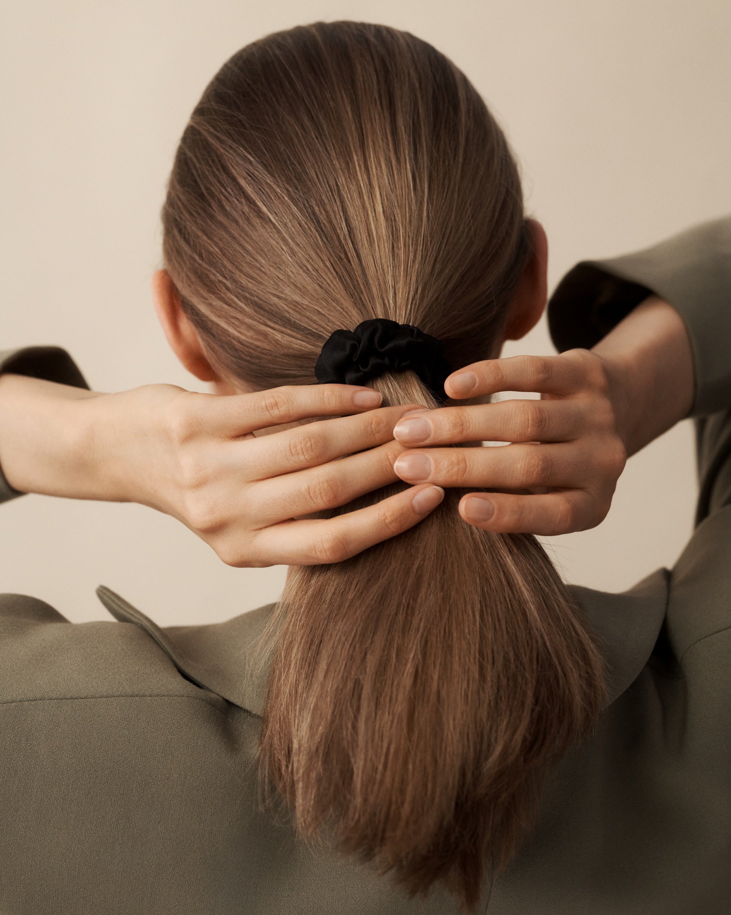 Luare-Mini-Scrunchie-Black-jedwabna-gumka-do-wlosow.jpg