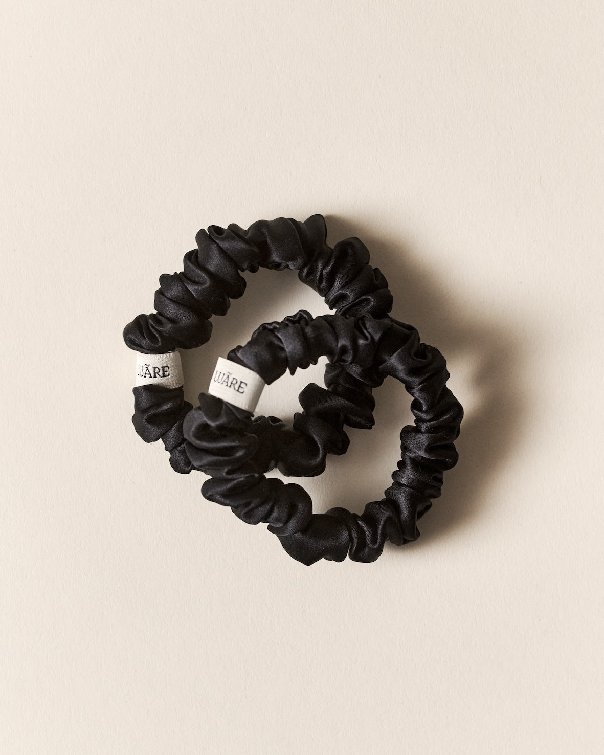 Luare-Mini-Scrunchies-Black-najlepsze-jedwabne-gumki-do-wlosow.jpg