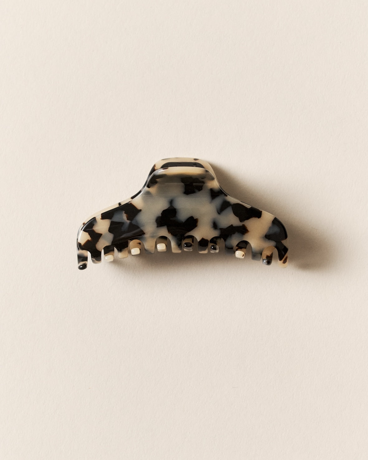 Style effortlessly with the Hair Claw – chic, functional, and sustainably crafted by Luãre.