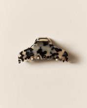 Style effortlessly with the Hair Claw – chic, functional, and sustainably crafted by Luãre.