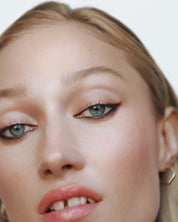 Dramatic statement eyes with all natural and organic eye & lip definer for all skin tones in sustainable packaging from Swedish make up brand Manasi7