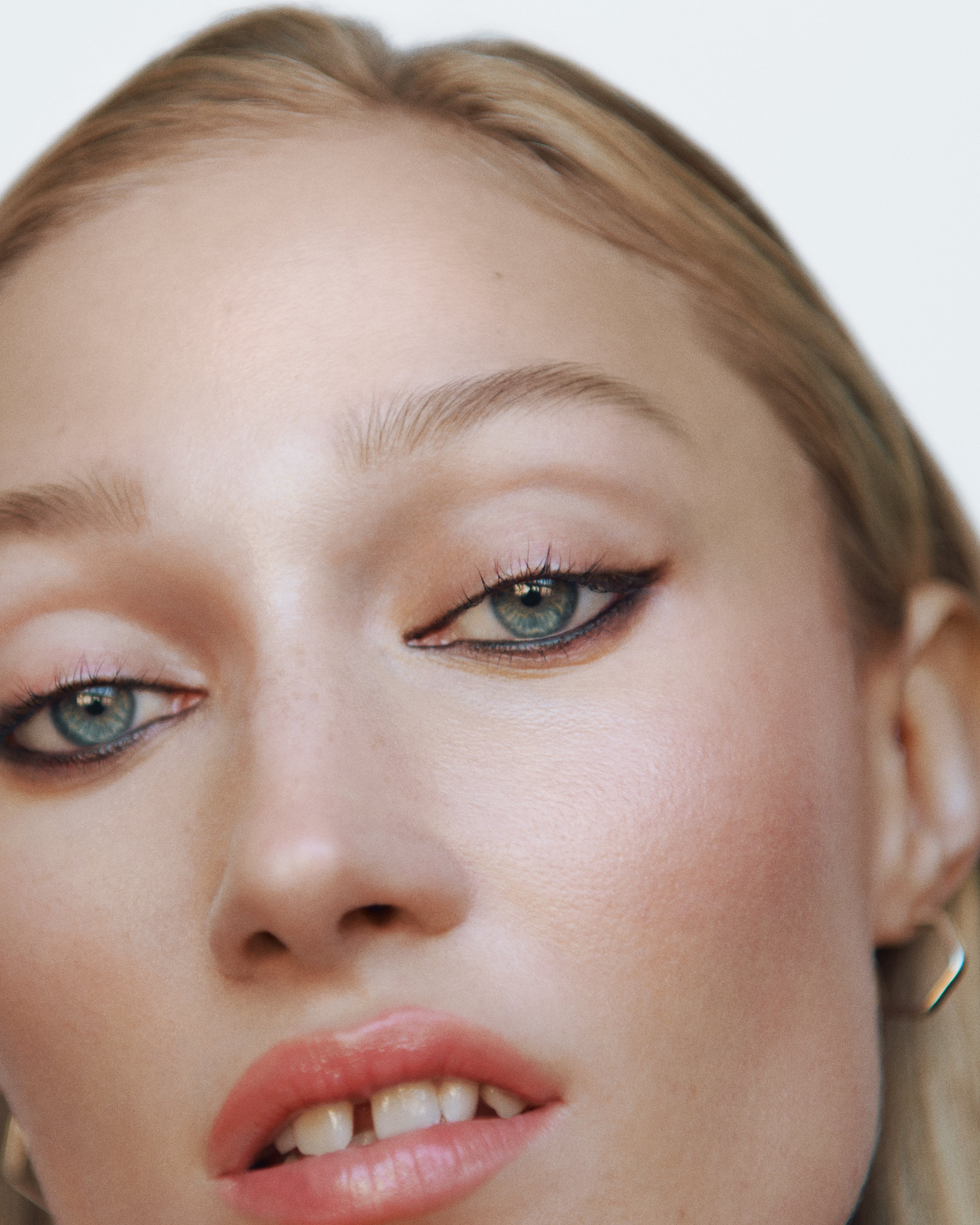 Dramatic statement eyes with all natural and organic eye & lip definer for all skin tones in sustainable packaging from Swedish make up brand Manasi7