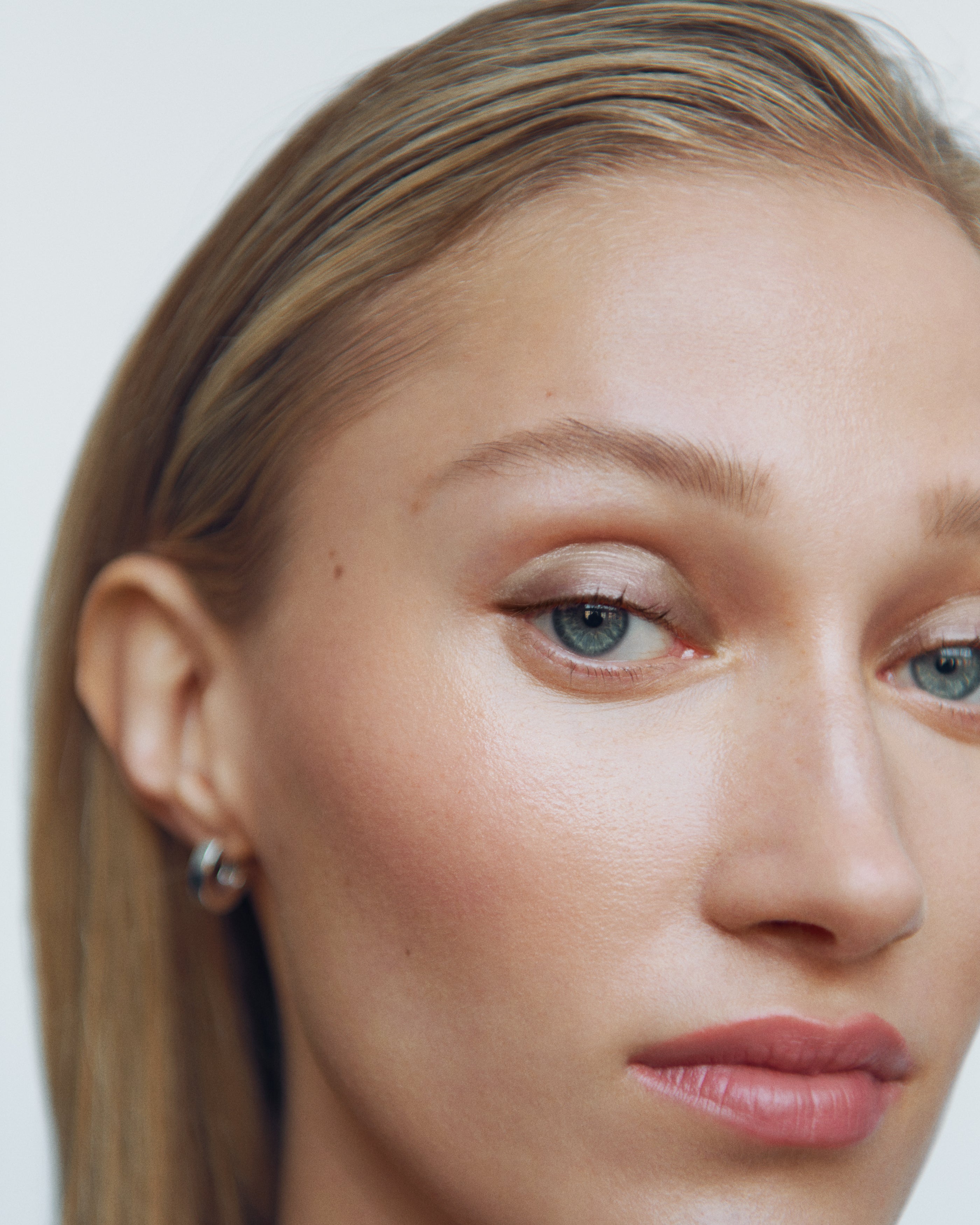 Neutral wearable shade of all natural and organic eye & lip definer for all skin tones in sustainable packaging from Swedish make up brand Manasi7