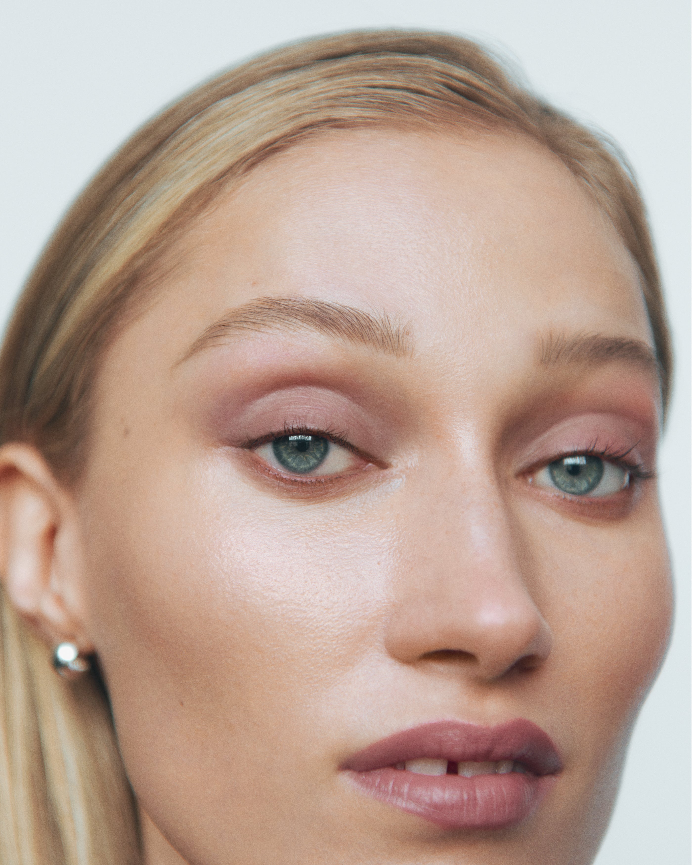 Versatile & wearable nude shade of all natural and organic eye & lip definer for all skin tones in sustainable packaging from Swedish make up brand Manasi7