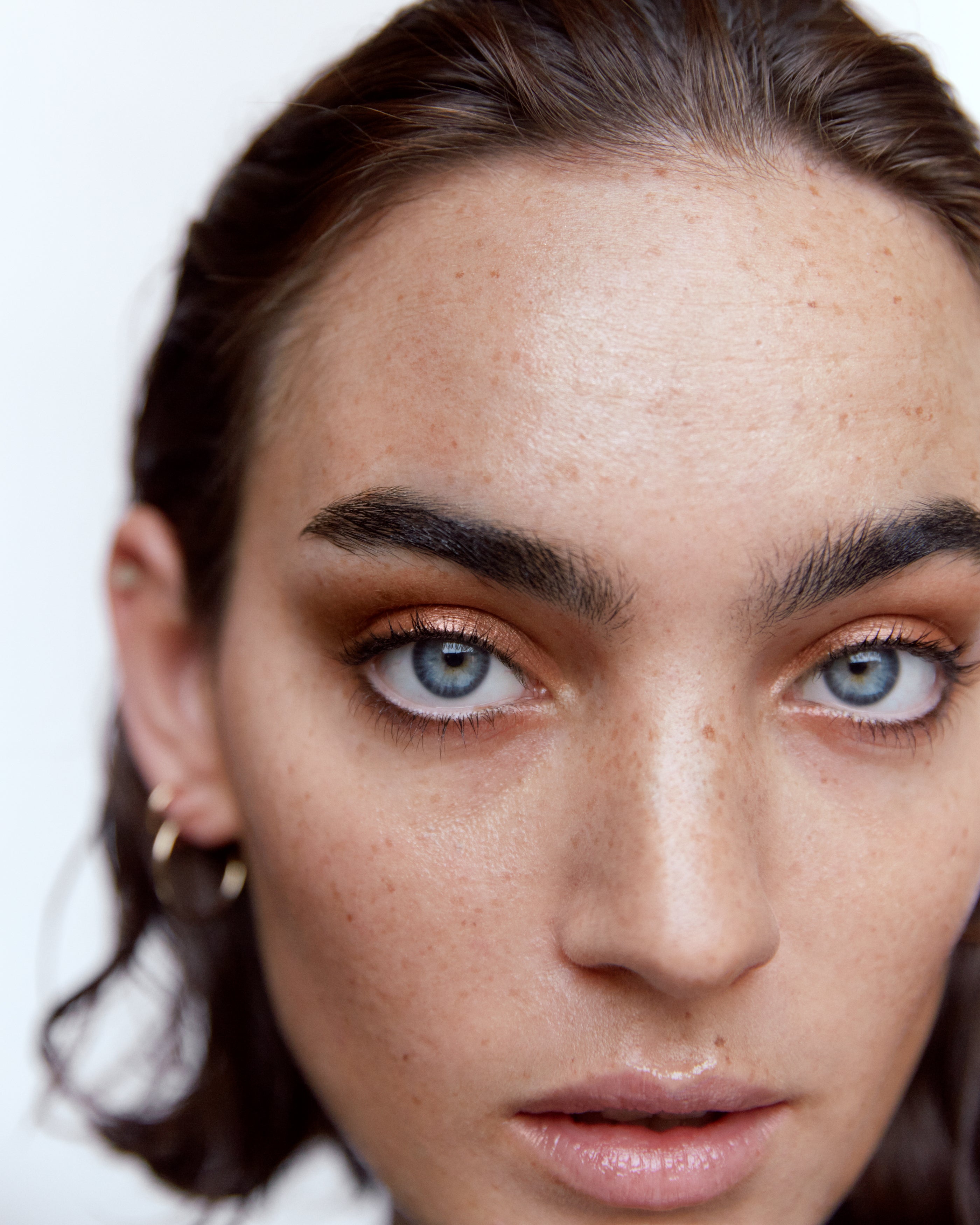 Golden copper tones of cream eye colour Chaminade, all natural and organic in minimalist white pots from Swedish cult make up brand Manasi7