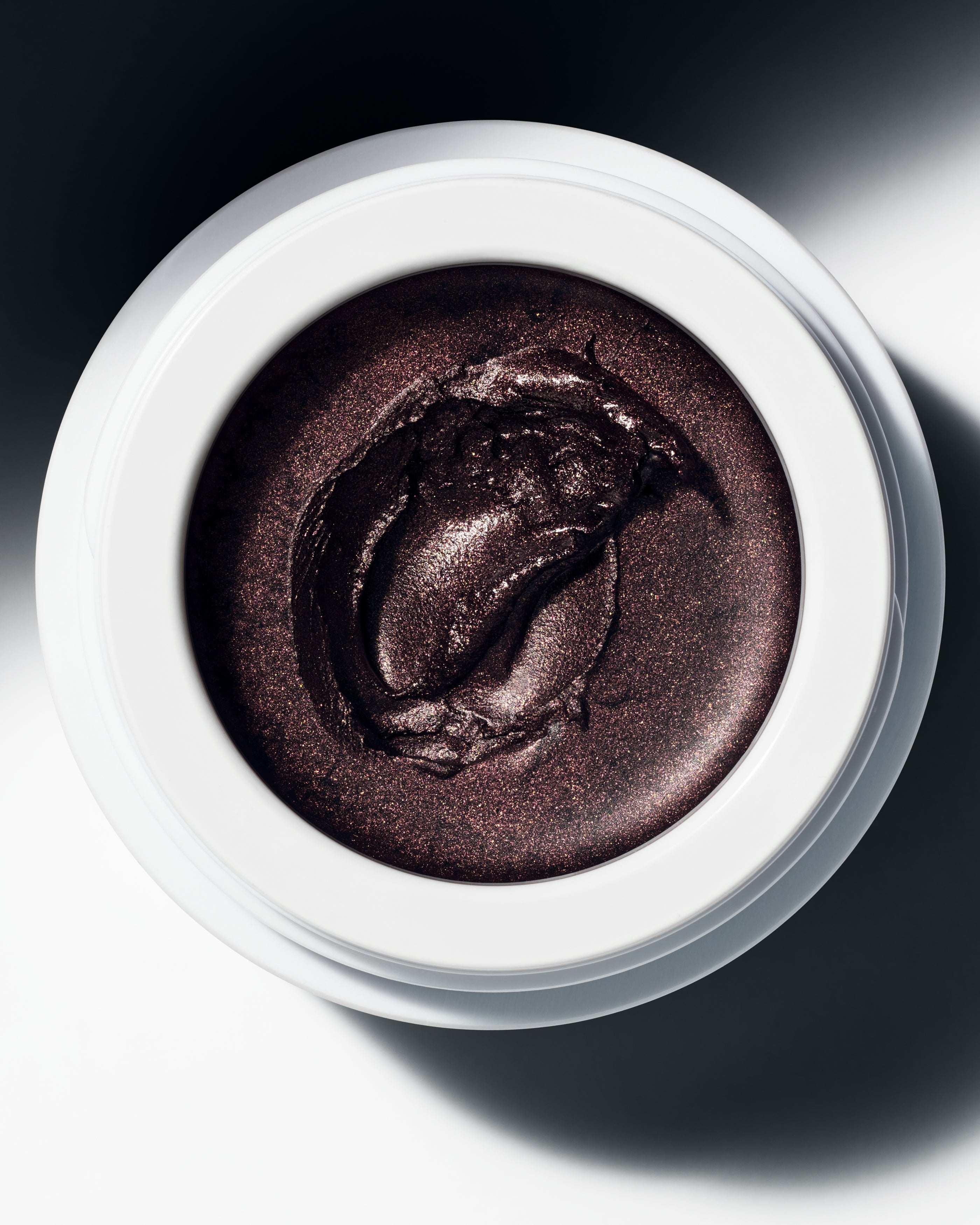 Easy smokey eye with black brown tones of cream eye colour Jardin. All natural and organic in minimalist white pots from Swedish cult make up brand Manasi7