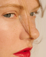 Soft neutral golden tones of multi use natural and organic highlighter for all skins from Swedish make up brand Manasi7