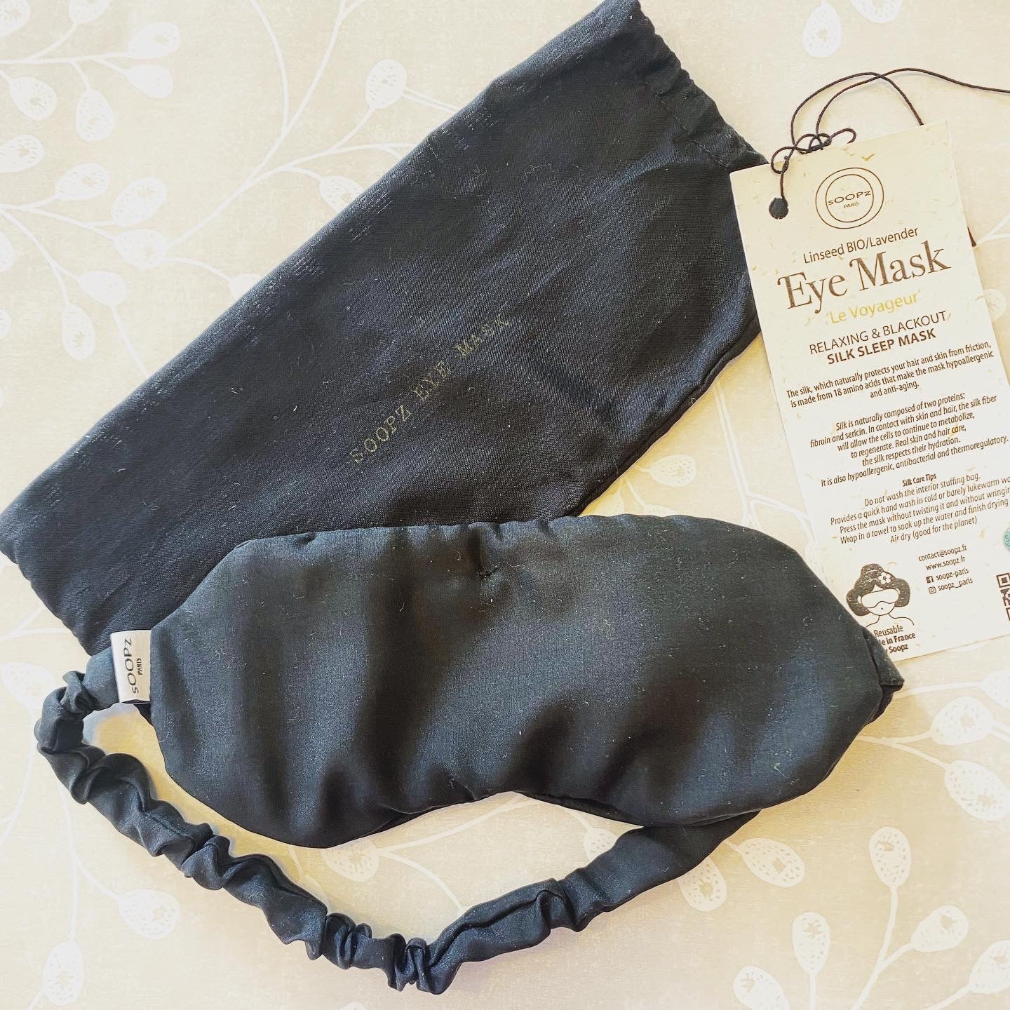 Black linen sleep mask with pockets containing organic lavender flowers or chamomile flowers for aromatherapy benefits. Soopz Paris