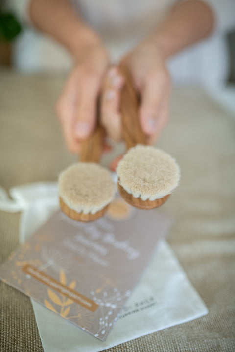 2 handmade facial brushes, made in Sweden by Iris Häntverk, delivered in an attractive cotton bag, with guidance notes on how to improve skin texture and circulation.