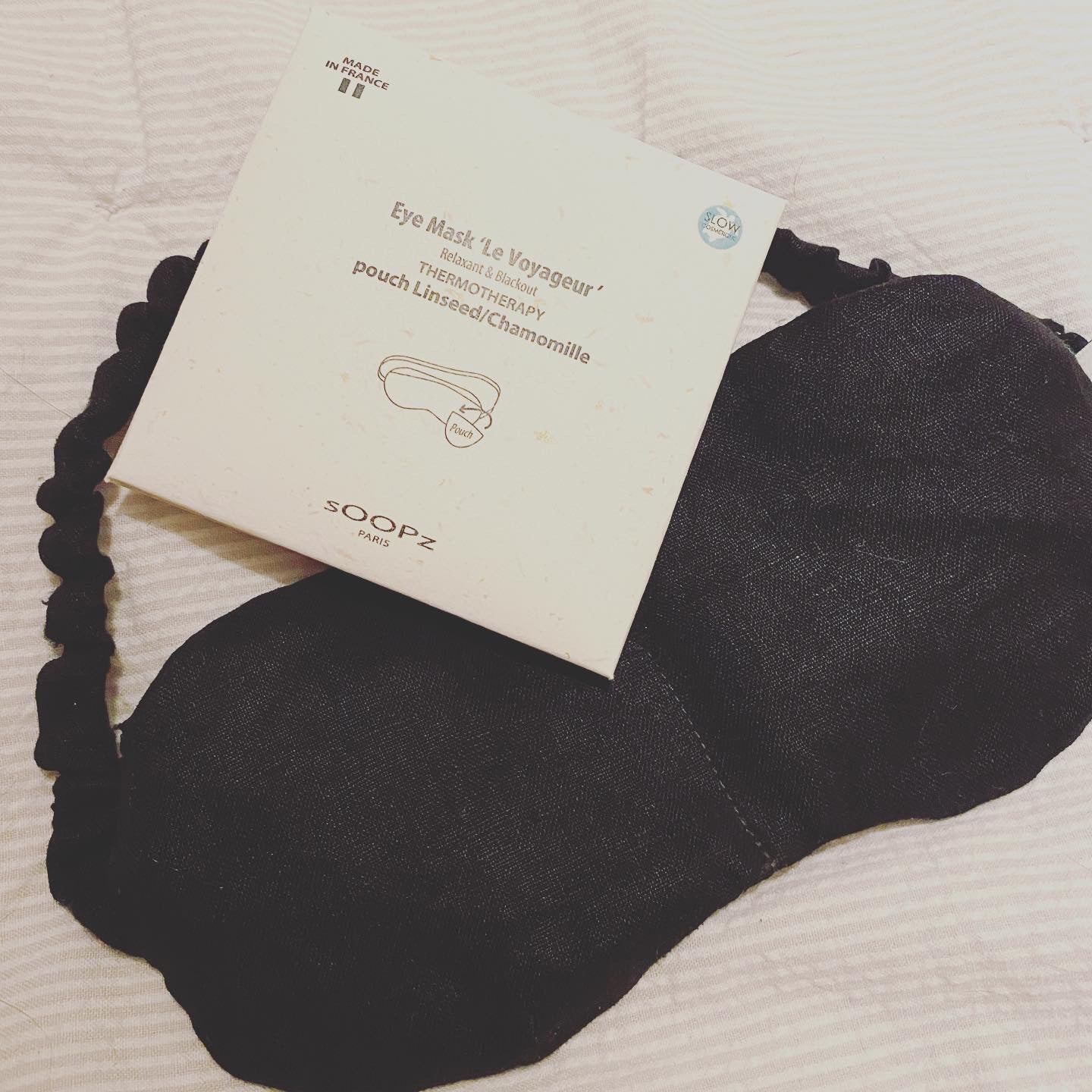 Black linen sleep mask with pockets containing organic lavender flowers or chamomile flowers for aromatherapy benefits. Soopz Paris