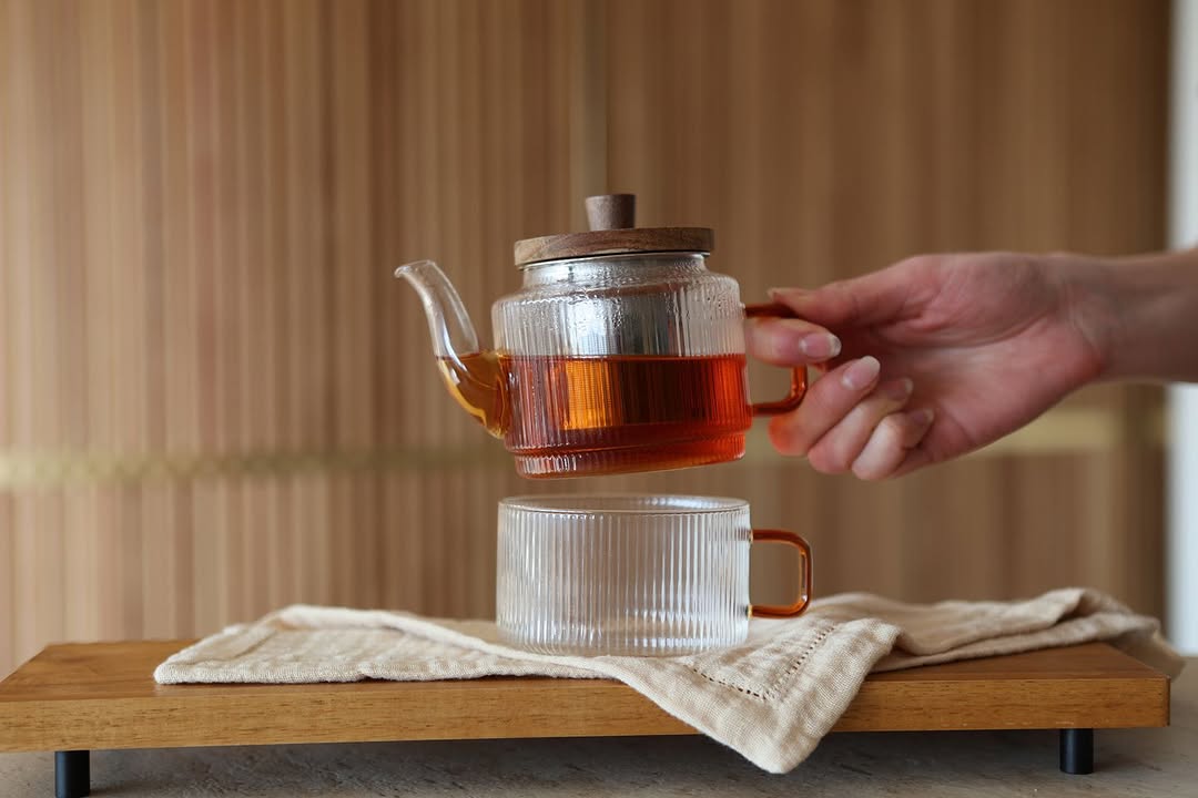 Glass teapot with glass cup