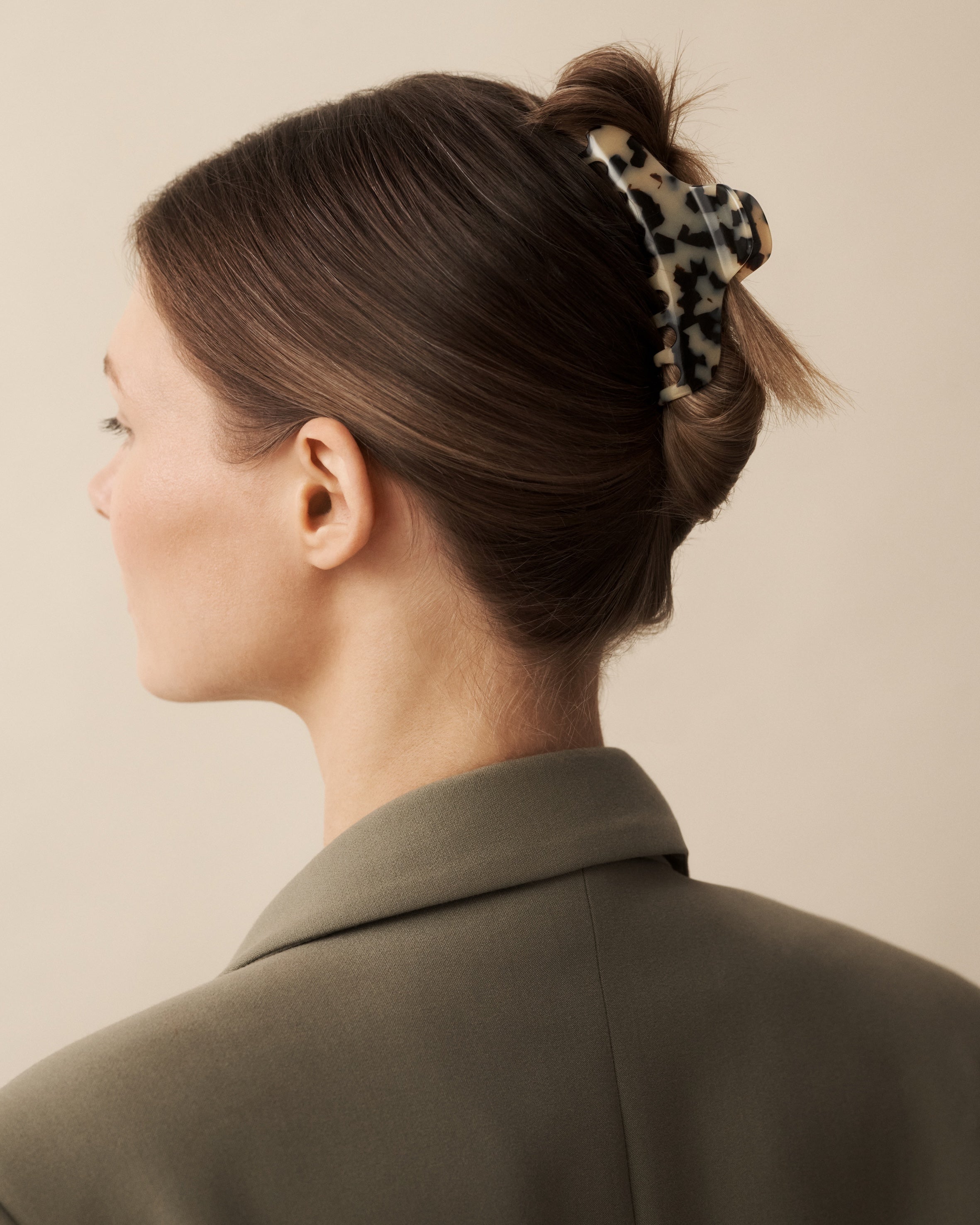 Style effortlessly with the Hair Claw – chic, functional, and sustainably crafted by Luãre.