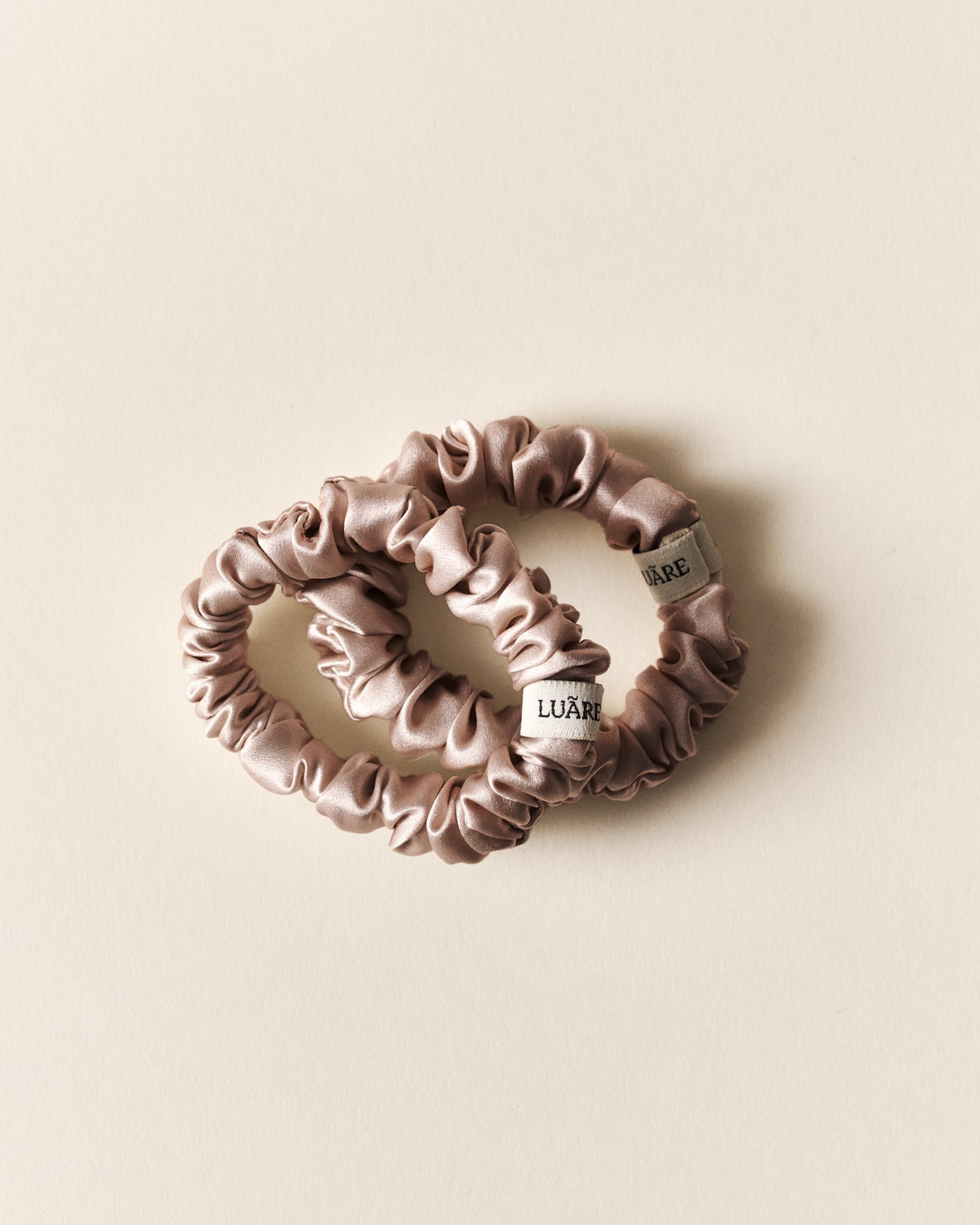 Luare-jedwabna-scrunchie-gumka-do-wlosow-zgaszony-roz-1.jpg