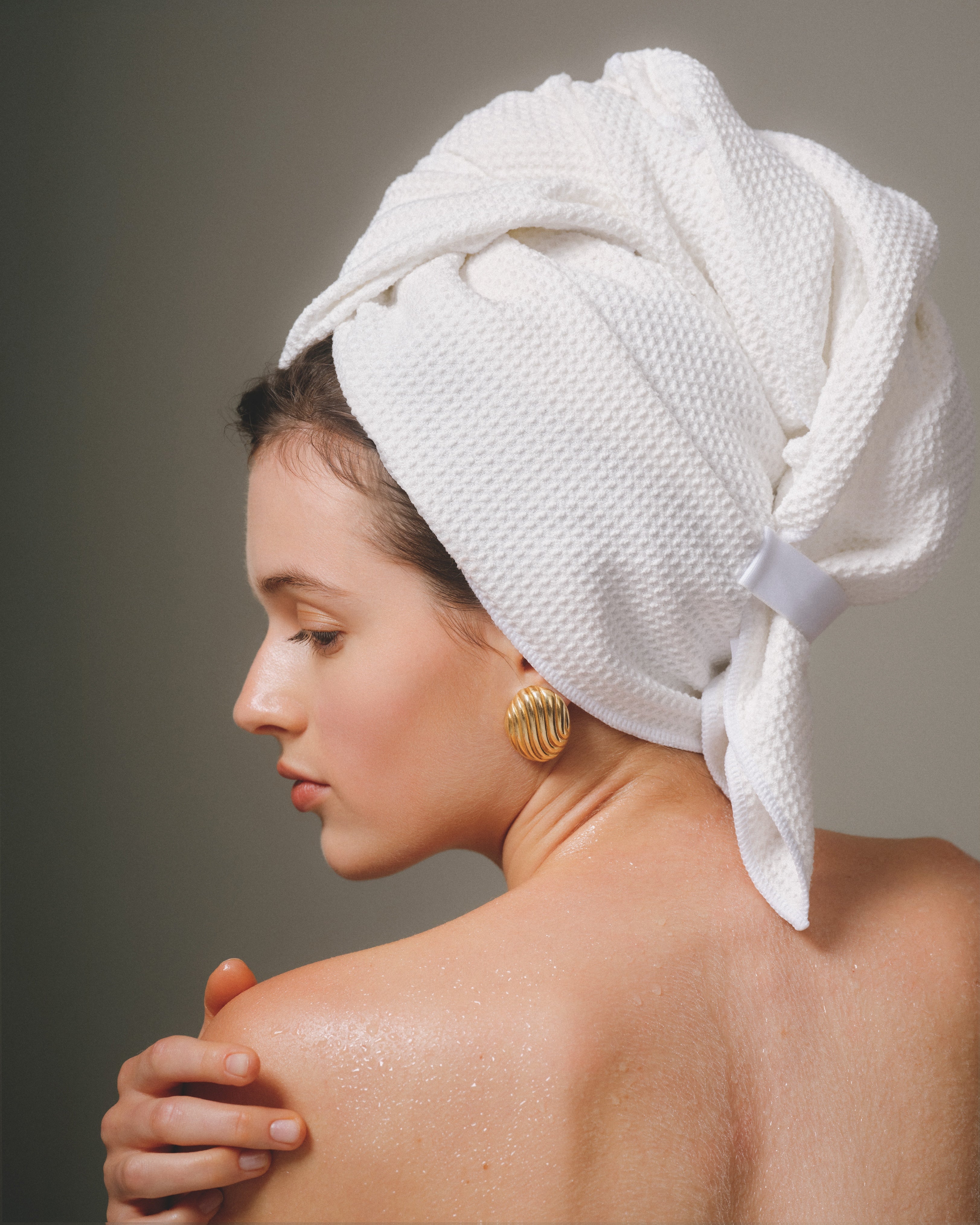 Luare-recznik-do-wlosow-z-mikrofibry-The-Hair-Hug-Towel-6.jpg