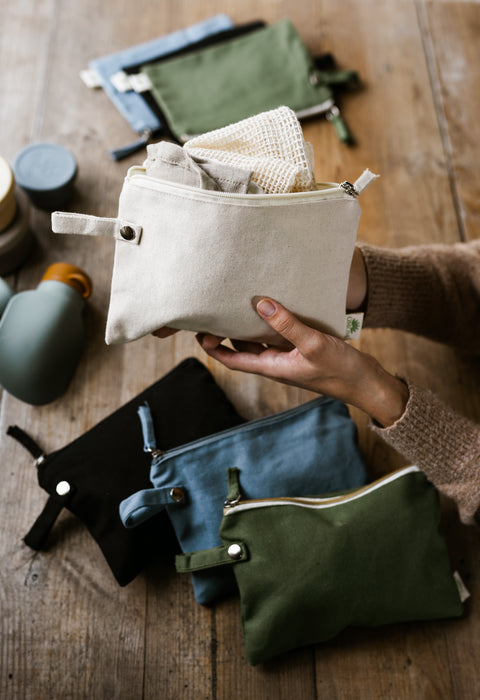 Clip in zipped pouch for your keys, coins and small objects that get lost in your regular tote bag, or use as a make up purse. Organic cotton from Swedish brand OMOM