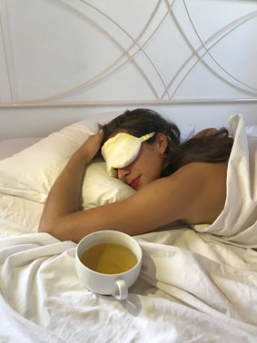 Great for yoga or on the plane, our black linen sleep mask with pockets containing organic lavender flowers or chamomile flowers for aromatherapy benefits. Soopz Paris