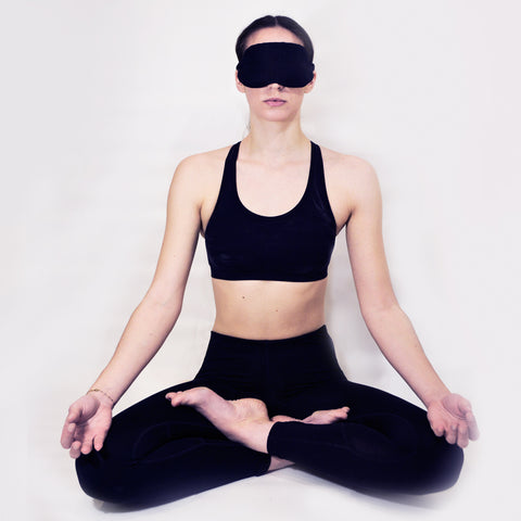 Great for yoga or on the plane, our black linen sleep mask with pockets containing organic lavender flowers or chamomile flowers for aromatherapy benefits. Soopz Paris