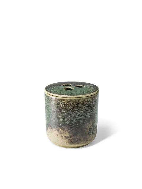 Elegant design and natural sophisticated scent of woody eucalyptus in this refillable ceramic candle in unique textured finish from Quod Stockholm, perfect for any home